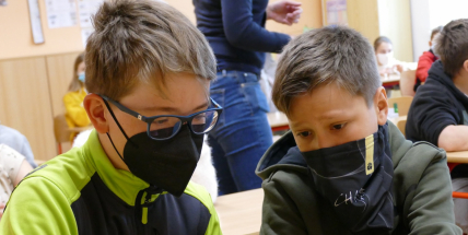 Školy ve středních Čechách získají chybějící testy na covid-19 z rezerv