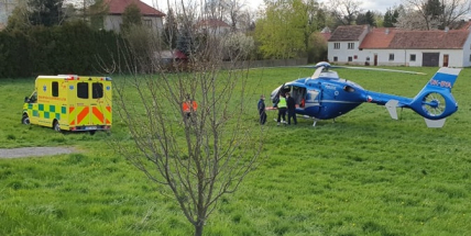 V Obořišti srazilo auto cyklistu. Mladík byl s podezřením na poranění páteře letecky transportován do nemocnice