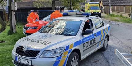 Muž v Obecnici spadl ze střechy, přes veškerou snahu záchranářů nepřežil