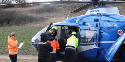 Po pádu z kola si žena vážně poranila hlavu, přiletěl pro ni vrtulník