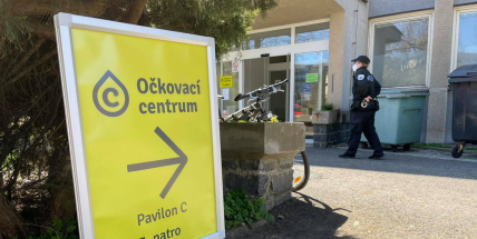 Lidé od 45 let se budou moci registrovat k očkování od pondělní půlnoci