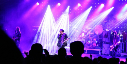 Od 17. května bude školní výuka bez rotací, kulturní akce venku až pro 700 lidí a v nemocnicích budou povoleny návštěvy