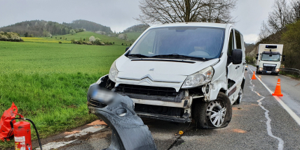 Já jsem neřídil, řekl namol opilý muž po nehodě. Policisté pátrají po svědcích