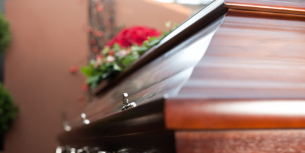 V březnu zemřelo v Česku dosud nejvíc lidí za jediný měsíc