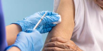 Epidemie covidu v Česku dál slábne, naopak tempo očkování zrychluje