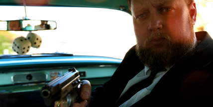 Starosta Příbrami zval lidi s pistolí v ruce do autokina, nakonec padl výstřel