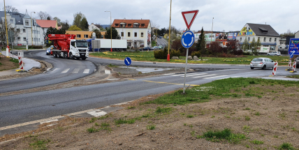 Deštivé počasí oddálilo práce na kruhovém objezdu u Dolejší Obory