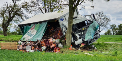 Náklaďák naložený pivem narazil do stromu, spolujezdce přepravil do nemocnice vrtulník