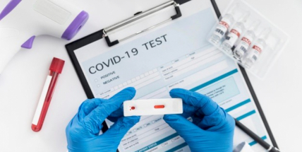 V neděli testy potvrdily 257 případů covidu, nejméně od konce srpna