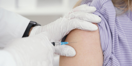 Zdravotníci podali v neděli přes 25.000 dávek vakcíny, víc než před týdnem