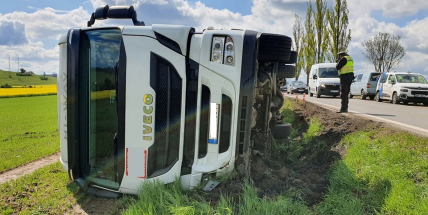 Na opravovaném úseku strakonické silnice vyjel řidič mimo vozovku a s náklaďákem skončil na boku v poli
