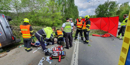 Dva muži zemřeli a dvě ženy se zranily při nehodě na výjezdu z Prahy k D4