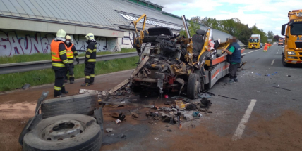 Nehoda kamionů zablokovala vjezd do Prahy po brněnské dálnici