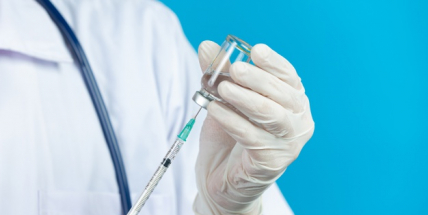 Lidé pod 60 let by neměli dostávat dva druhy vakcíny, navrhli vakcinologové