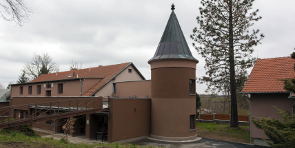 Zámeček Destinov nabízí domov nejen seniorům