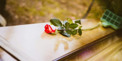 Počet úmrtí s covidem v Česku přesáhl 30.000