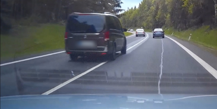 Video z palubní kamery: Řidiči si spletli strakonickou silnici se závodní tratí