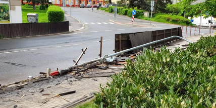 Opilý řidič zdemoloval zábradlí v ulici Čs. armády