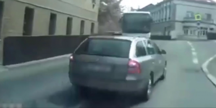 Záběr z palubní kamery: Řidič Octavie v Příbrami těsně minul autobus