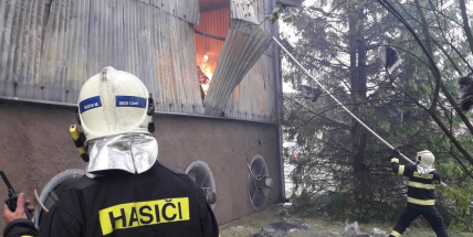 Při požáru seníku na Příbramsku byl vyhlášen druhý stupeň poplachu. Plameny způsobily škodu za osm milionů