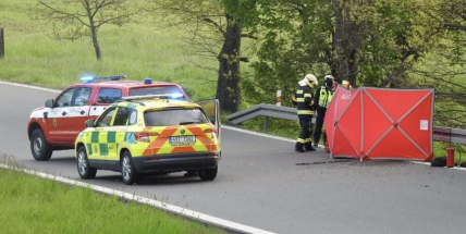 Tragická nehoda na Příbramsku. Motorkář zemřel po nárazu do svodidel