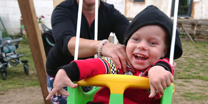 Na pomoc rodině nemocného Káji zaslali lidé téměř 200 tisíc korun. Kdyby uměl mluvit, děkovnými slůvky by bezpochyby nešetřil, říkají rodiče