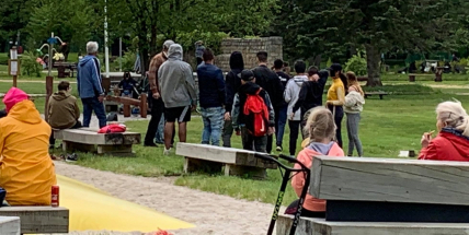 Nepřizpůsobivé děti obtěžují návštěvníky Nováku. Začíná to zde vypadat jako na dvorku před ubytovnou, stěžují si rodiče