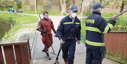 Hasiči opět vyjížděli lovit koloběžku do rybníka. Jeden z chlapců je chtěl zase vidět v akci