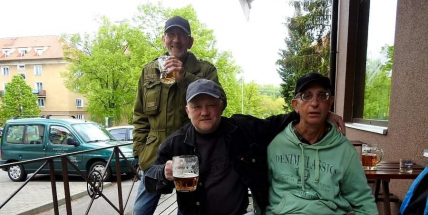 Další rozvolnění je tady: Otevírají se bary a restaurace, hromadných akcí se může zúčastnit více lidí