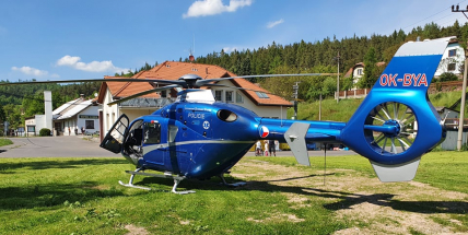 Muž v Čenkově spadl asi z šestimetrové výšky, letěl pro něj vrtulník