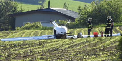 Při nouzovém přistání havarovalo u Příbrami sportovní letadlo