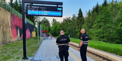 Na nově vybudované železniční zastávce řádil vandal, rozbil informační tabuli