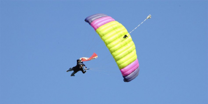 Z letiště odcizil 10 padáků na 200 tisíc