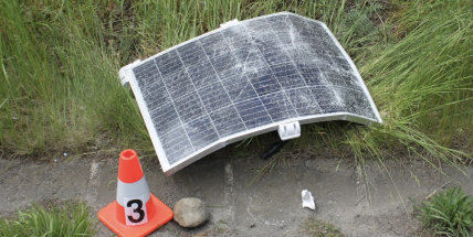 Z dodávky odletěl za jízdy solární panel a atakoval škodovku. Policisté hledají svědky