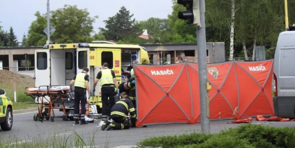 V Příbrami se srazil motorkář s dodávkou. Na místo spěchal záchranářský vrtulník