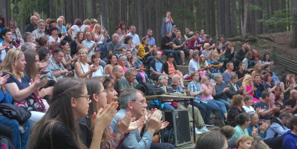 Milujete slunce a hudbu? Vaším cílem budou akce na Nováku a v lesním divadle