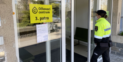 Protilátky na covid mohou po očkování u seniorů rychle klesat