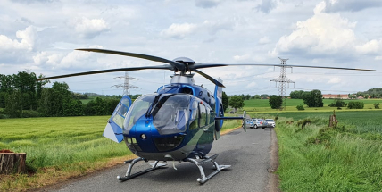 Řidič zůstal zaklíněný pod čtyřkolkou v bezvědomí, do nemocnice ho musel přepravit vrtulník