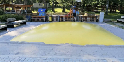 Vandalismus na Nováku: Kdosi propíchal dětskou trampolínu