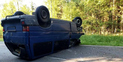 Po nehodě dvou vozidel skončila mezi Dobříší a Hostomicemi dodávka na střeše