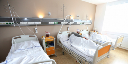Epidemie opět zpomalila, hospitalizovaných je nejméně od srpna