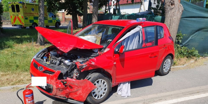 V Mokrovratech se čelně srazila dvě auta, jeden z řidičů za jízdy usnul