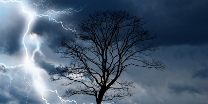 V neděli budou silné bouřky s krupobitím a přívalovým deštěm, varovali meteorologové