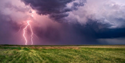 Bouřky mířící na Česko budou velmi silné. Přívalový déšť bude komplikovat dopravu a zvedat hladiny řek, varují meteorologové