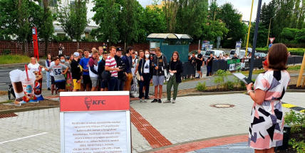 Tato fronta není na ovoce, maso ani toaletní papír v době socialismu. V příbramském KFC rozdávali zdarma kyblíky s kuřecím masem