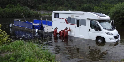 U Solenic sjel obytný vůz z přívozu do Vltavy