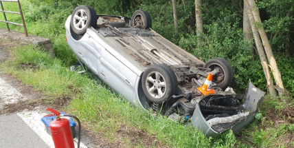 Mladá řidička nezvládla u Březnice průjezd zatáčkou. Narazila do stromu a převrátila auto na střechu