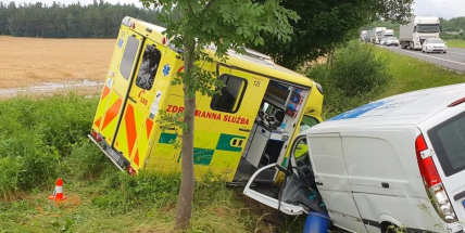 Policisté hledají svědky nehody na strakonické silnici, při které skončila sanitka převážející pacienta na transplantaci mimo silnici