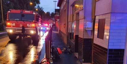 V Příbrami hasiči likvidují požár prodejny modelářských potřeb