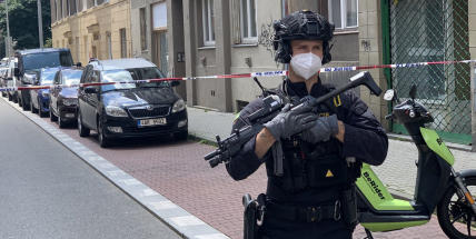 Policistu zranil výbuch nástražného systému ve dveřích pražského bytu